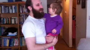 VIDEO: Bebé llora desconsolada al no reconocer a su padre rasurado