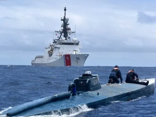 Furiosa persecución de narcosubmarino acaba en captura