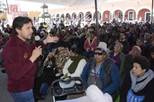 Reciben abuelitos de barrios de San Pedro Cholula chamarras para el frío