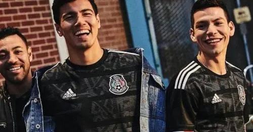Tri presenta nueva playera en color negro