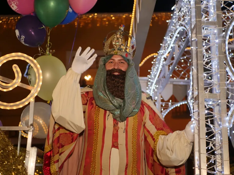 Miles de atlixquenses y turistas reciben con emoción a los Reyes Magos en Atlixco
