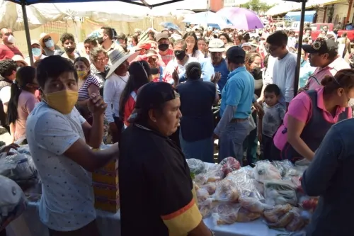 Regalan despensas locatarios del mercado Morelos