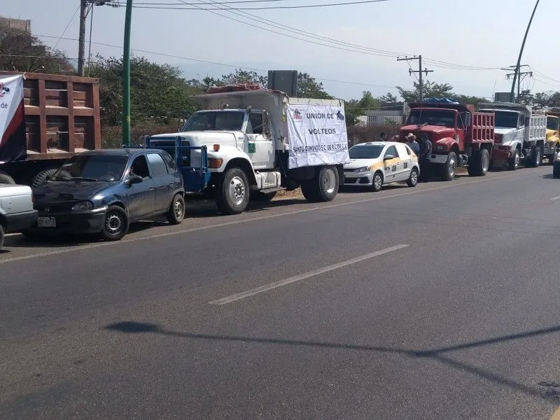 Camioneros de AMOTAC cerrarían carreteras de Puebla