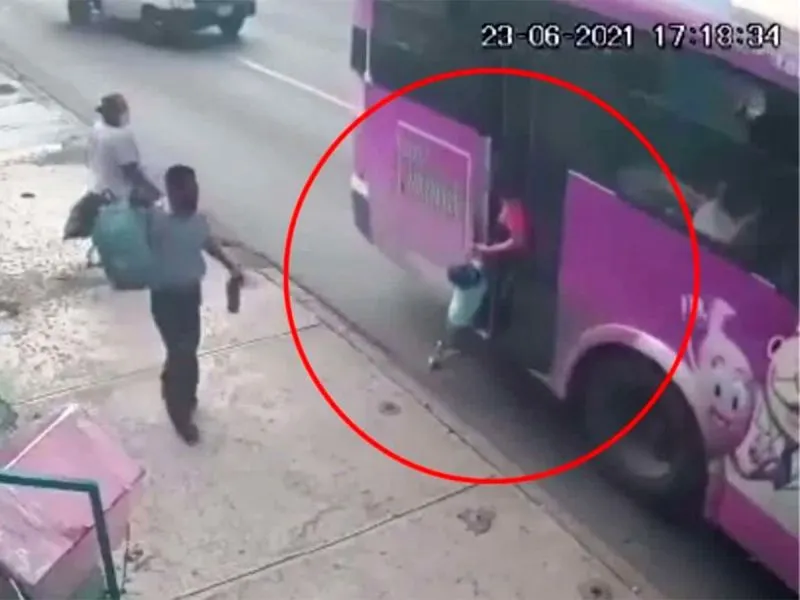 Menor es arrastrado por camión; mamá queda atrapada en la puerta