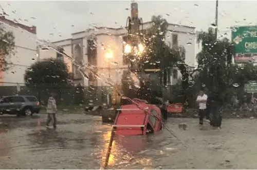 Se registró fuerte lluvia y granizada en diferentes puntos de la capital