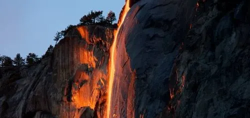 La cascada de fuego, un espectáculo único que sorprende nuevamente