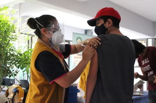 UTP e ISSSTEP campaña de vacunación contra enfermedades respiratorias y hepáticas