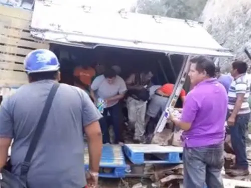 Video: Vuelca tráiler y rapiña acaba con carga de jabones y pastas