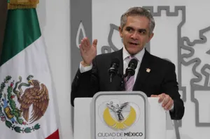 Mancera rehúye debate público con Ebrard por L12