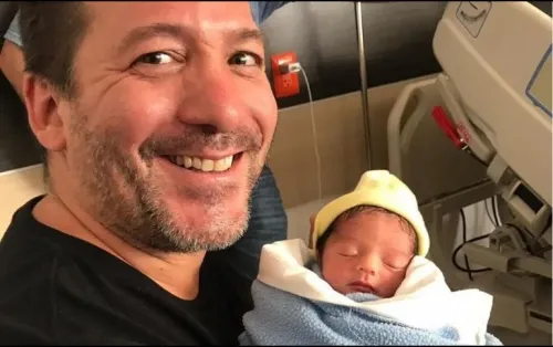 Enrique Guzmán está feliz con su nuevo nieto