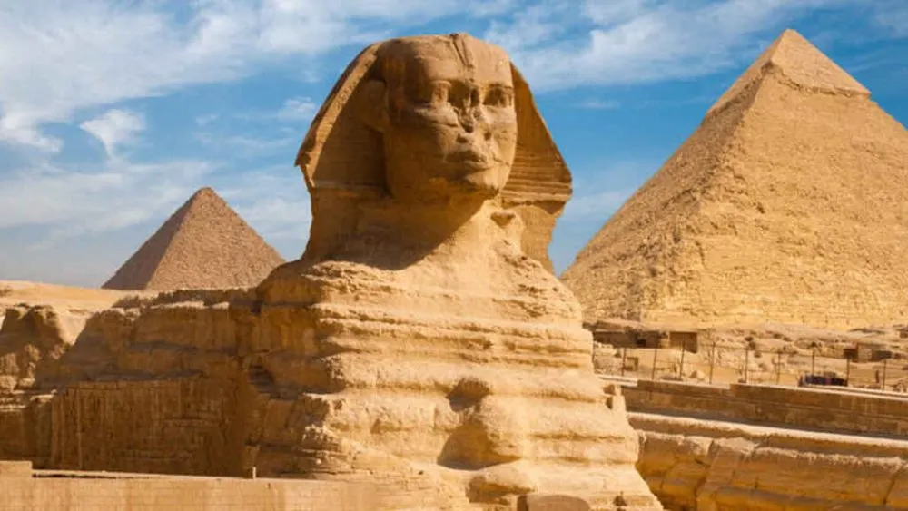 Detienen a dos turistas mexicanos en Egipto; los acusan de portar arma blanca