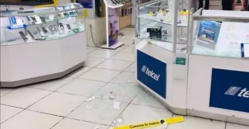 Con lujo de violencia, asaltan Telcel de La Providencia