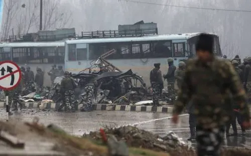 Al menos 33 muertos por atentado con coche bomba en la India