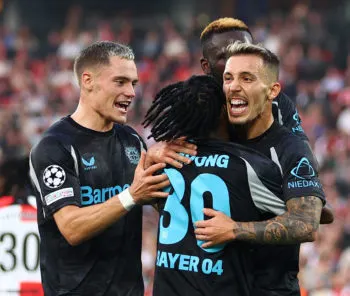 Feyenoord de Santiago Giménez terminan goleados por Bayer Leverkusen