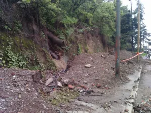 Retiran escombro generado por deslave en la autopista México-Toluca