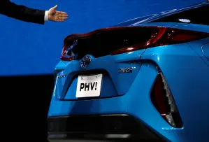 Toyota presenta nuevo híbrido recargable en tomas de corriente