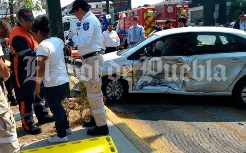 Carambola en el Bulevar Atlixco deja dos lesionados