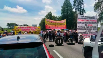 Bloqueos de campesinos y ejidatarios continúan en la autopista México-Puebla y Arco Norte