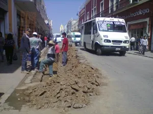 Cableado de empresas causa hundimientos en calles del centro