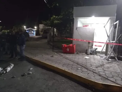 Policías enfrentan a ladrones y frustran robo de cajero en Coxcatlán