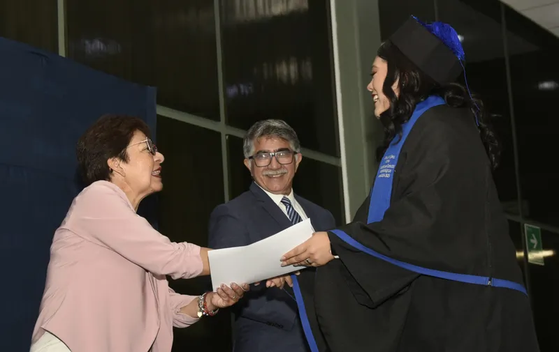 BUAP celebra la graduación de egresados de maestría en microbiología y licenciatura en biotecnología
