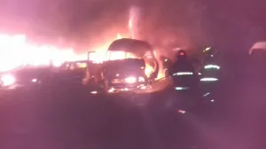 Consume incendio 16 vehículos en corralón