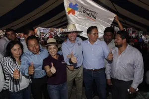 Tony Gali se compromete con entrega de uniformes en secundarias