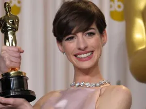 Anne Hathaway fingió felicidad cuando ganó el Oscar