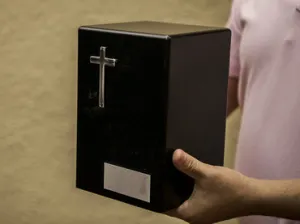 La Iglesia prohíbe esparcir cenizas de difuntos o tenerlas en casa