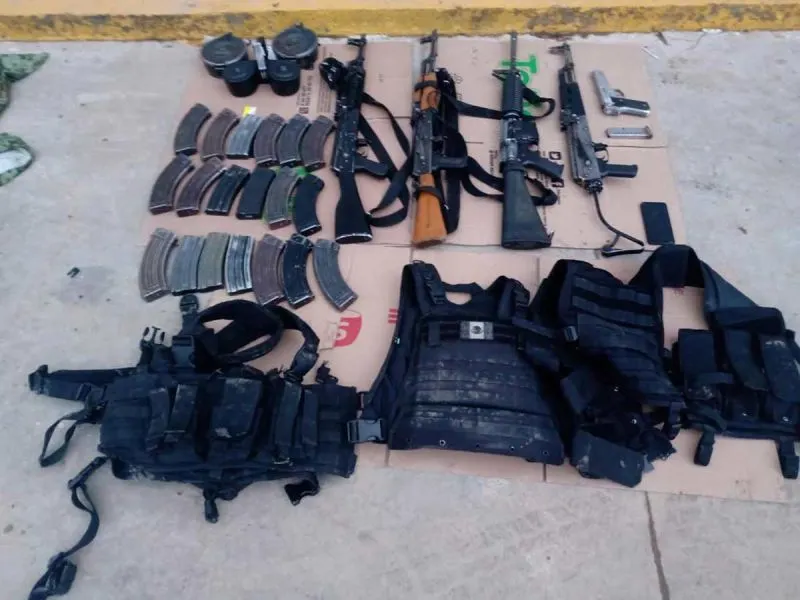 Encuentran armas en camioneta abandonada en centro comercial en Chihuahua