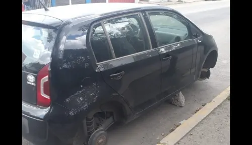 Desvalijan  automóvil en la colonia San Manuel