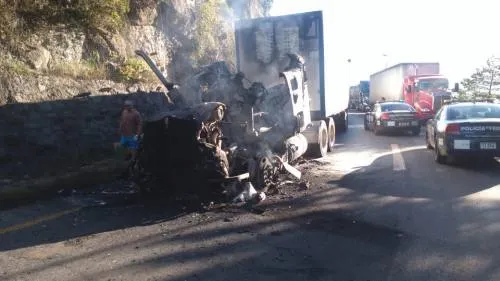 Se incendia camión cargado de azúcar en la Puebla- Córdoba y se arma la rapiña