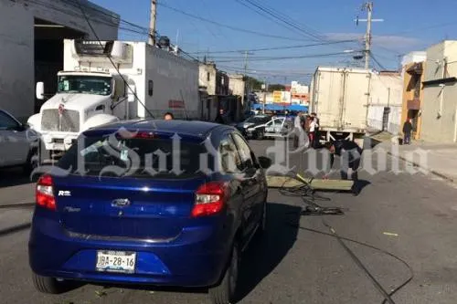 Tráiler derriba poste y daña auto en la colonia Granjas Laguleña