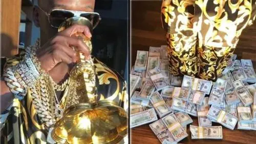 El vídeo más excesivo de Mayweather: bañado en oro y forrado de dólares