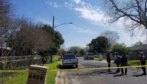 Paquete explosivo mata a un adolescente y lesiona a mujer en Texas