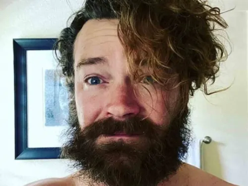 Arrestan a actor de ‘That ’70s show’ por violación; podrían darle 45 años de cárcel
