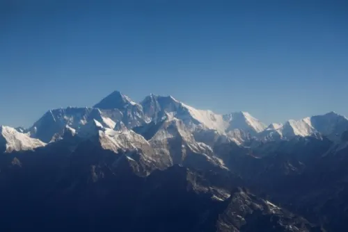 Nepal reabrirá el Everest a los escaladores pese a aumento de casos de coronavirus