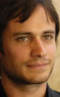 Gael García comenta spots en Twitter