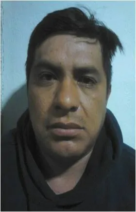 Consigna PGJ a sujetos desmantelando un vehículo reportado como robado