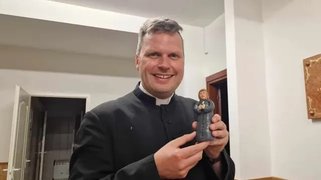 Sacerdote anti-LGBT en Hungría es acusado de asistir a fiestas gay