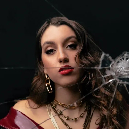 Valeria presenta su más reciente sencillo titulado “Malo”