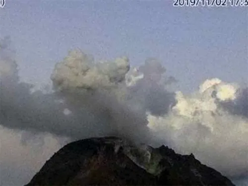 Hace erupción volcán en la isla japonesa de Satsumaio
