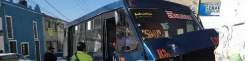 Por esquivar a patrulla, transporte público se impacta contra barda en Analco