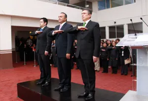 Auditoría y Contraloría rinden honores a los símbolos patrios