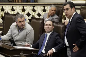 Se enfrascan en discusión Julián Peña y Jorge Aguilar