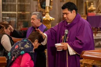La Catedral de Puebla reunió a cientos de creyentes en una emotiva misa de Miércoles de Ceniza