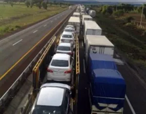 Bloquean padres de familia Federal a Tehuacán