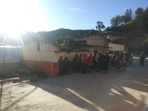 Techos de desayunadores de dos escuelas se derrumbaron