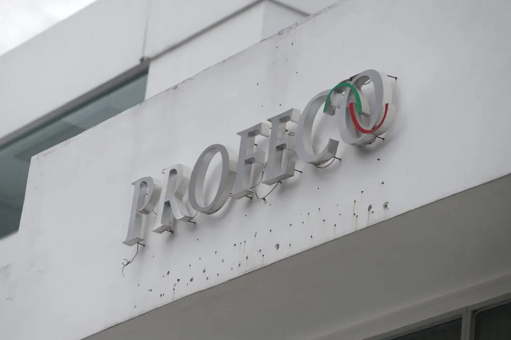 Barbosa exhibe al inútil director de Profeco