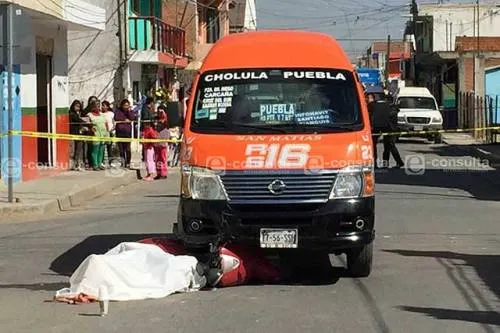En Cholula, motociclista se impacta contra unidad de transporte y muere